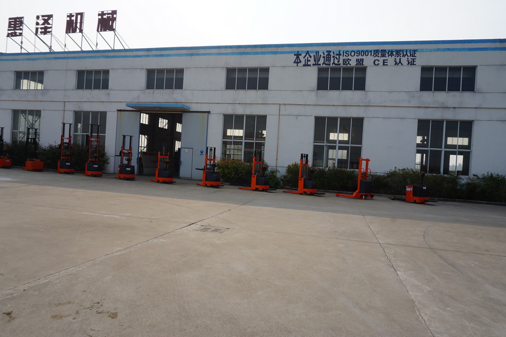 車(chē)間門(mén)口一排車(chē) (2)